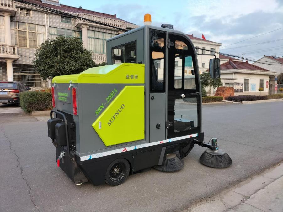 重庆龙建清扫车_0